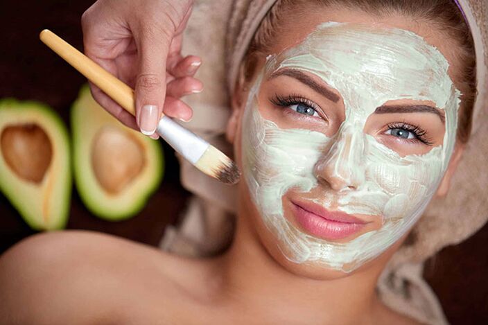 Apply the mask on the face for rejuvenation at home